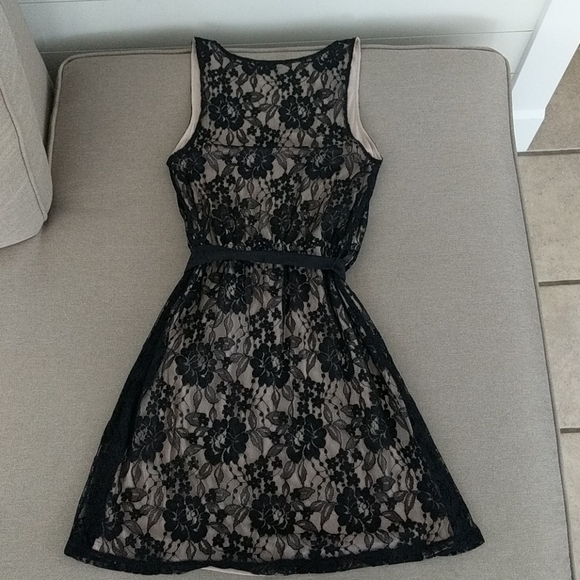 Femine Lace Express Dress - Picture 3 of 9